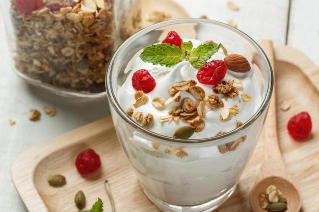 Jogurt naturalny – skład i zastosowania